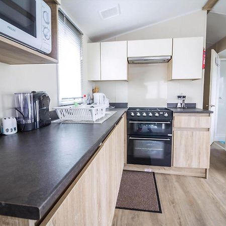 Lovely Caravan With Decking At Seawick Holiday Park In Essex Ref 27471Sw Clacton-on-Sea Eksteriør billede