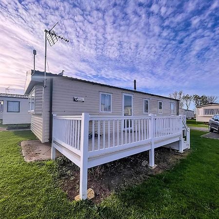 Lovely Caravan With Decking At Seawick Holiday Park In Essex Ref 27471Sw Clacton-on-Sea Eksteriør billede