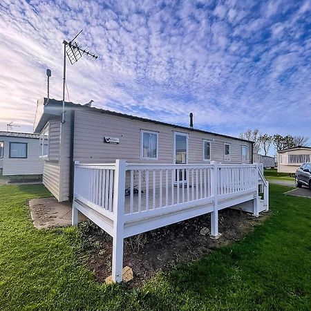 Lovely Caravan With Decking At Seawick Holiday Park In Essex Ref 27471Sw Clacton-on-Sea Eksteriør billede