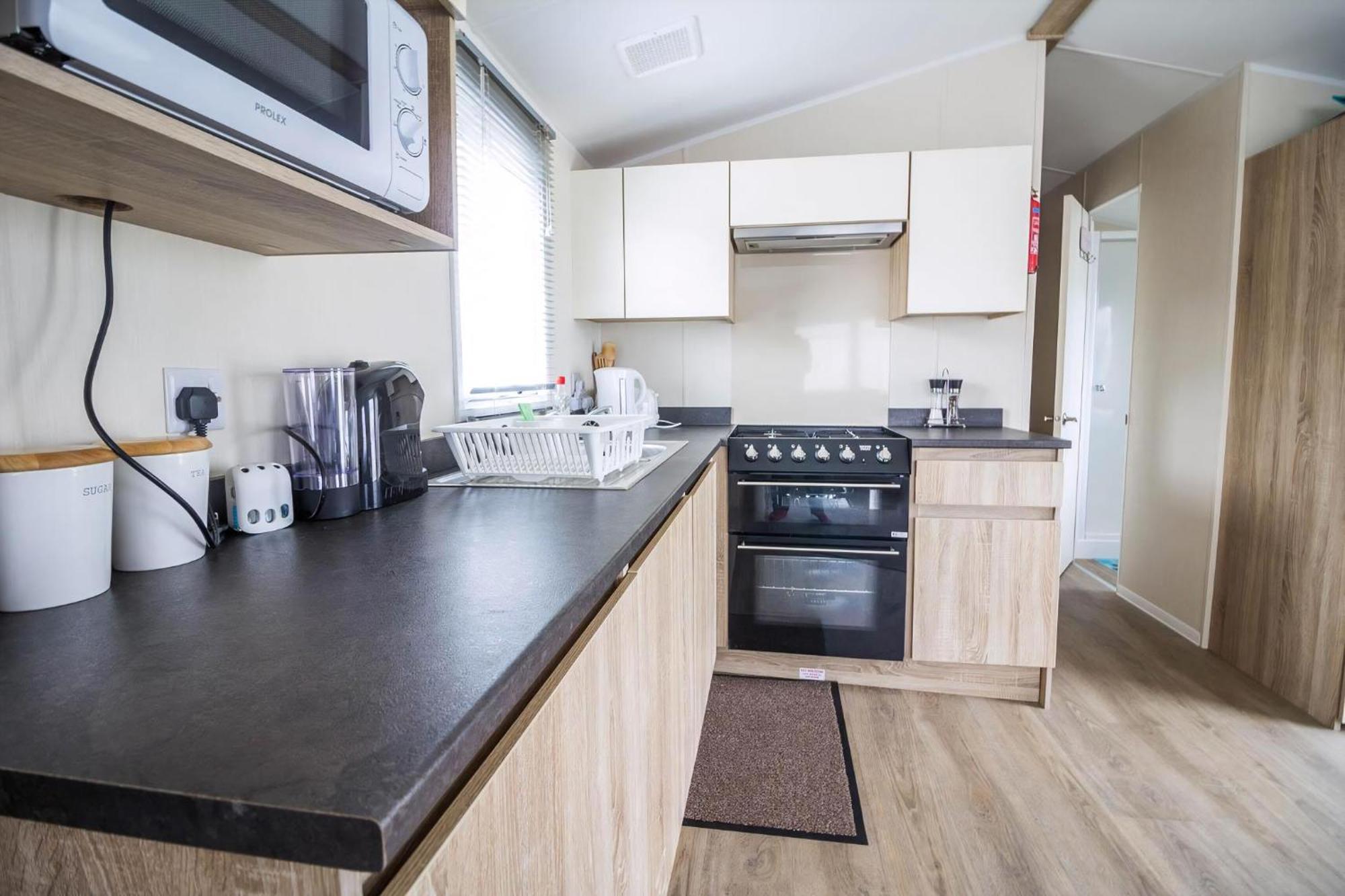 Lovely Caravan With Decking At Seawick Holiday Park In Essex Ref 27471Sw Clacton-on-Sea Eksteriør billede