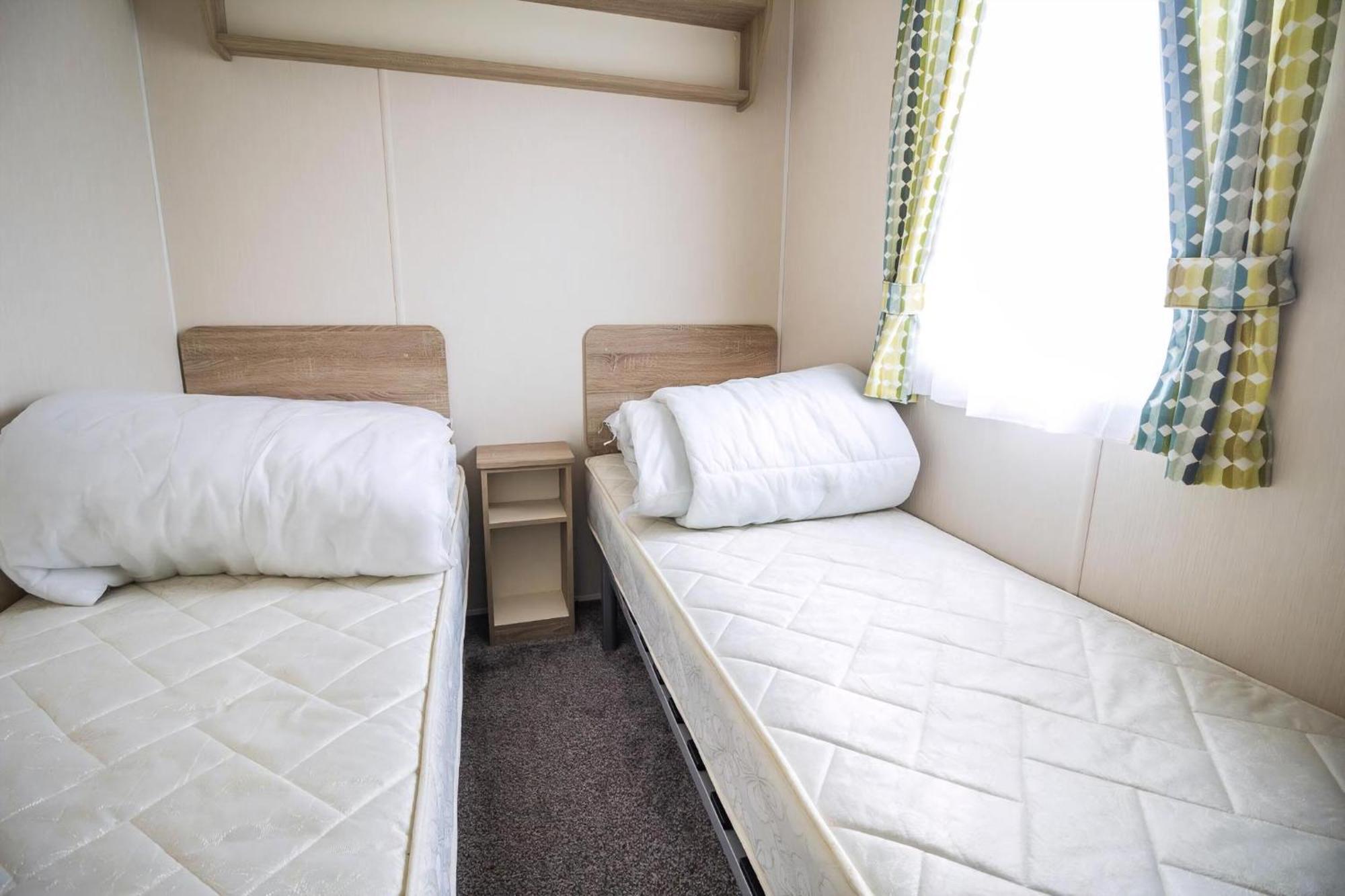 Lovely Caravan With Decking At Seawick Holiday Park In Essex Ref 27471Sw Clacton-on-Sea Eksteriør billede