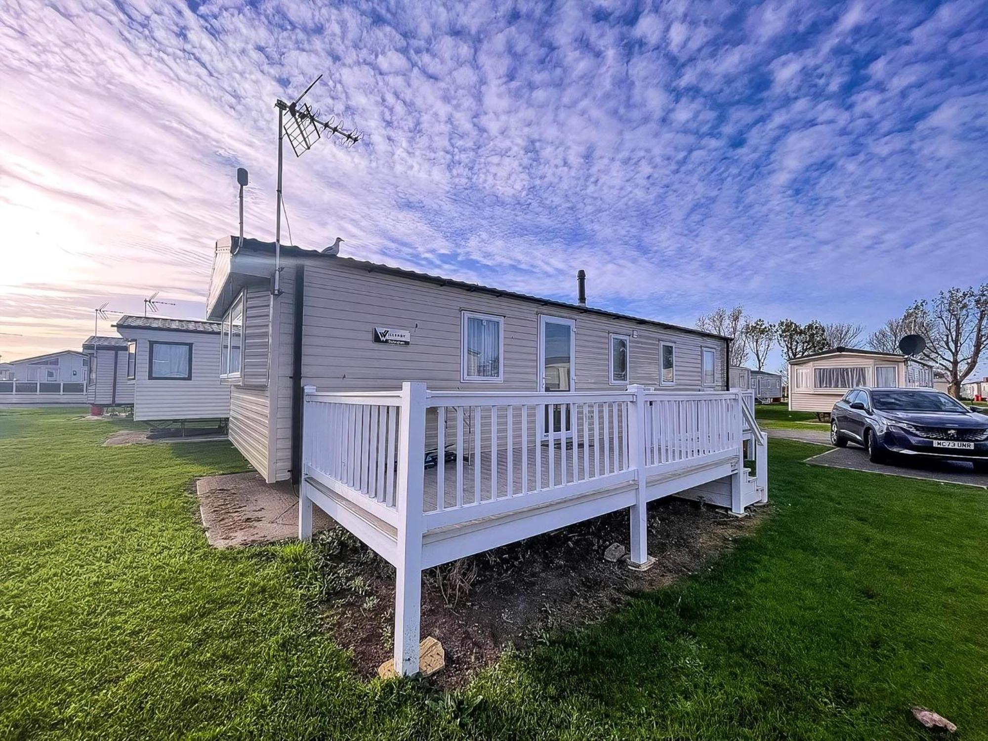 Lovely Caravan With Decking At Seawick Holiday Park In Essex Ref 27471Sw Clacton-on-Sea Eksteriør billede